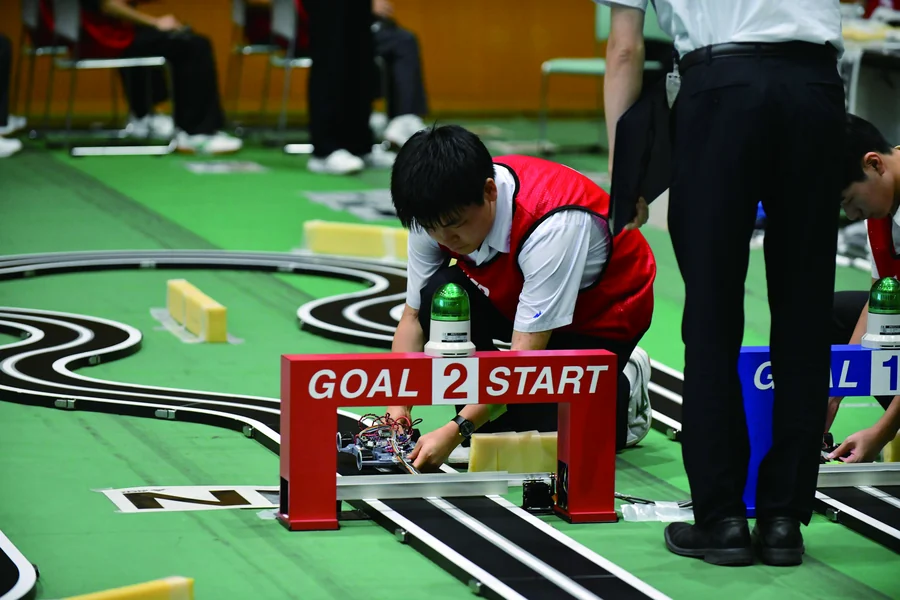 コースにマイコンカーをセットする生徒