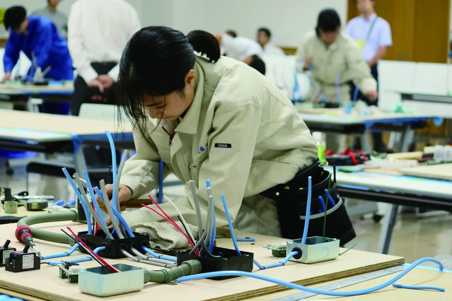 電気工事コンテストで配線作業に取り組む生徒