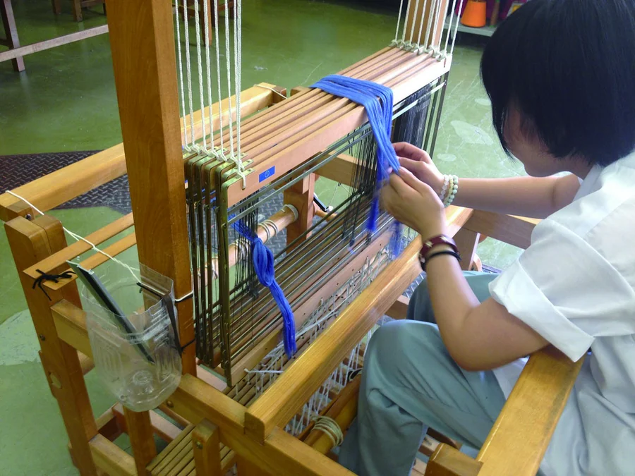 織り機に向かって作業する産業デザイン科の生徒