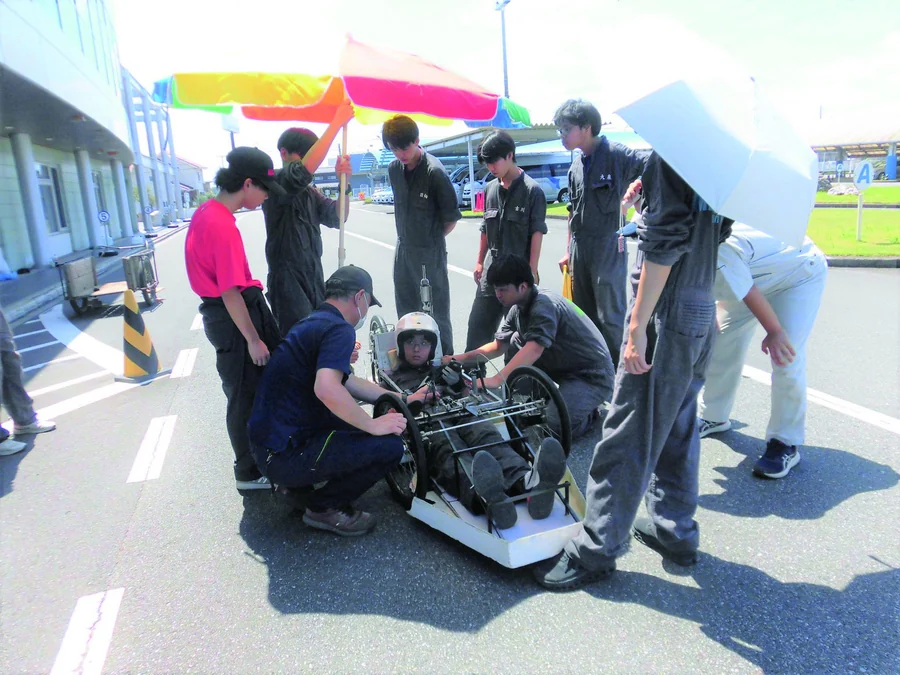 コースでエコランカーを整備する生徒たち