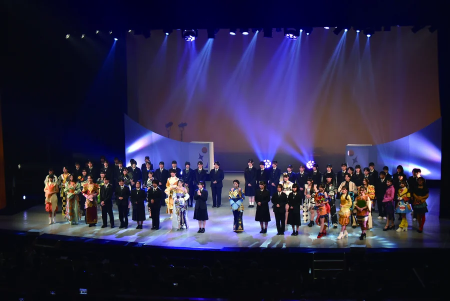 舞台に並ぶファッションショーの出演者たち