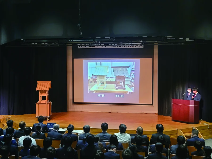 ステージで末社の製作について発表する生徒たち