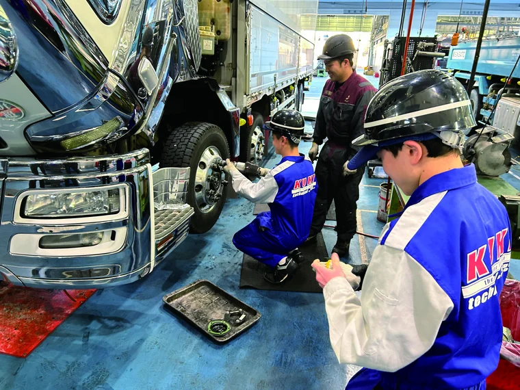 整備工場でトラックの点検作業を体験する生徒