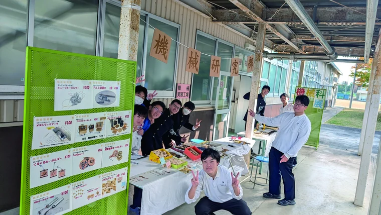 文化祭の教室で来場者を迎える機械科の生徒たち