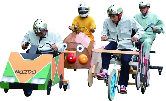 学園祭で手づくりの乗り物に乗る生徒たち