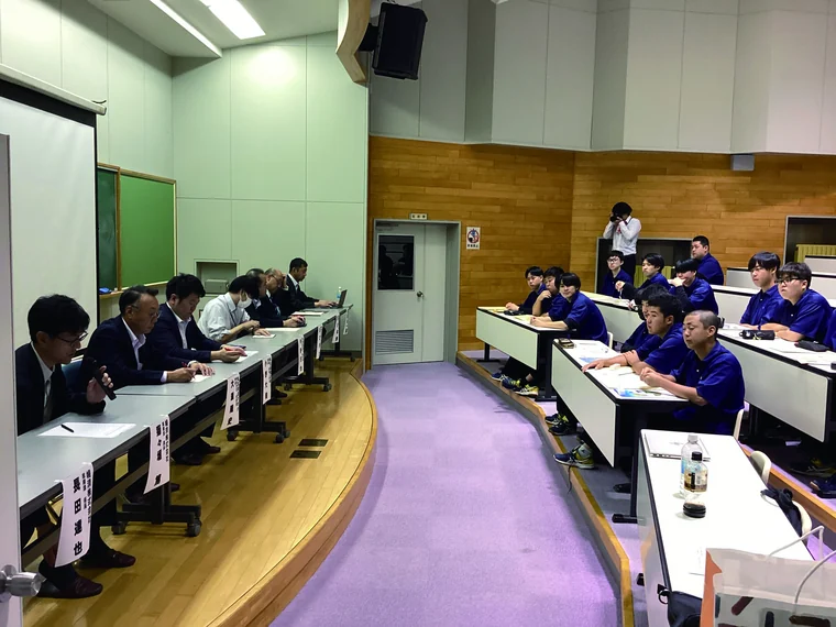 会場で企業の説明を聞く生徒たち