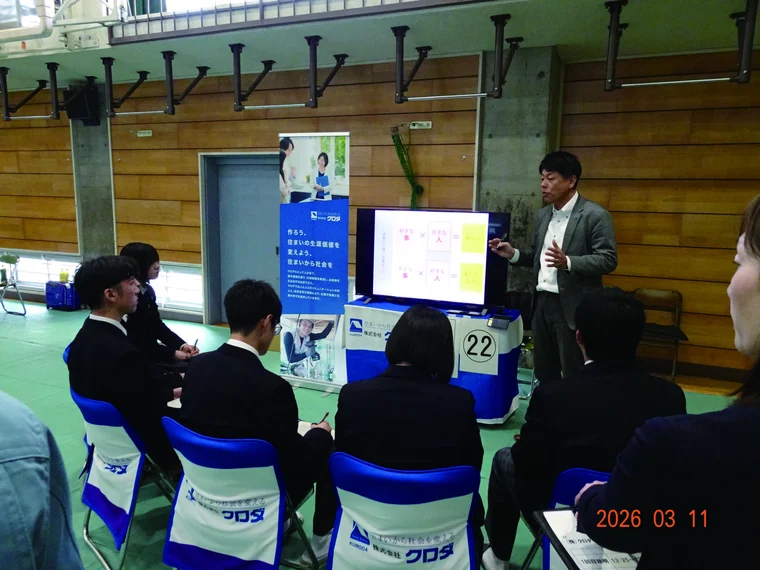 県内企業の説明会で話を聞く生徒たち