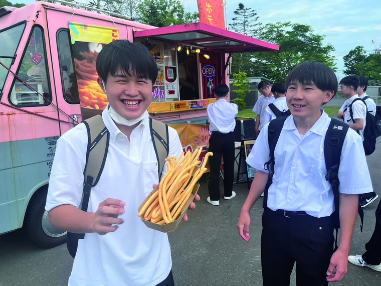 修学旅行先で食べ歩きを楽しむ生徒たち