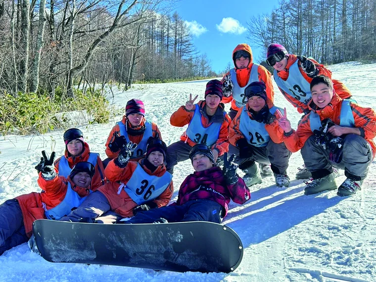 雪山でスノーボード実習を楽しむ生徒たち
