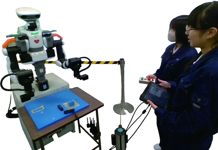 タブレットでロボットを操作しながら発表する生徒